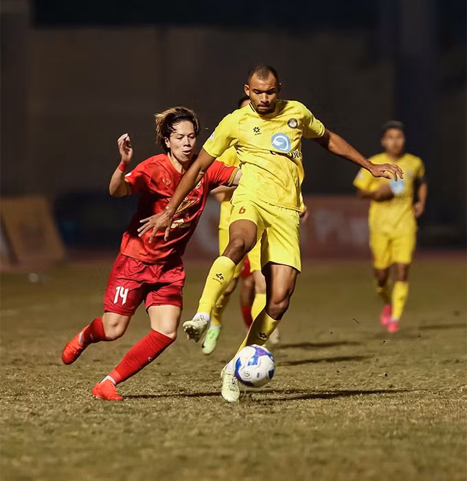 Viktor Lê đang thi đấu ấn tượng, trở thành trụ cột của Hà Tĩnh ở mùa giải năm nay. Ảnh: Đức Cường.