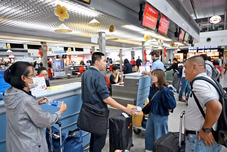 Giá vé máy bay dịp lễ 30-4 tăng mạnh, nhiều người tính đổi kế hoạch đi lại - Ảnh: QUANG ĐỊNH