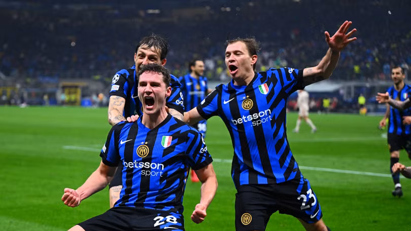 Pavard (trái) mừng bàn nâng tỷ số lên 2-1 ở trận Inter gặp Bayern, trên sân Giuseppe Meazza, Milan, Italy hôm 16/4. Ảnh: Reuters