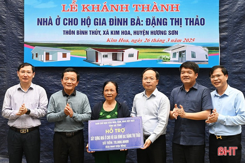 Bí thư Tỉnh ủy Nguyễn Duy Lâm và lãnh đạo tỉnh, huyện Hương Sơn tham dự lễ khánh thành và trao hỗ trợ công trình nhà ở cho bà Đặng Thị Thảo ở thôn Bình Thủy, xã Kim Hoa. bqbht_br_a1-4336.jpg