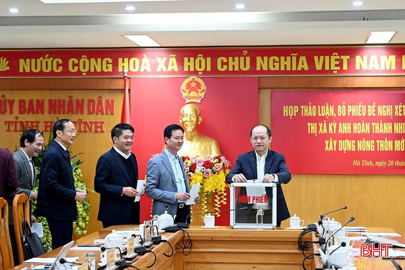 Đại biểu bỏ phiếu thống nhất đề nghị Bộ NN&PTNT xem xét, thẩm định, trình Thủ tướng Chính phủ xem xét, quyết định công nhận thị xã Kỳ Anh hoàn thành nhiệm vụ xây dựng NTM năm 2024. bqbht_br_z6245332796840-606c7a19a2146fa0db88162807948176.jpg