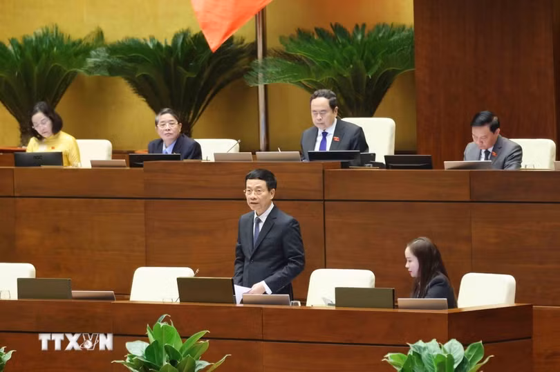 Bộ trưởng Bộ Thông tin và Truyền thông Nguyễn Mạnh Hùng trả lời chất vấn của Đại biểu Quốc hội. (Ảnh: Phương Hoa/TTXVN)