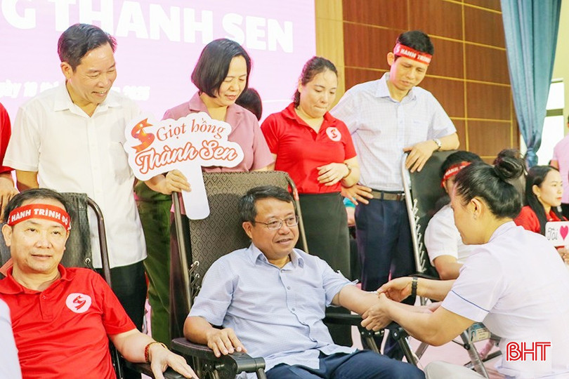 Phó Chủ tịch UBND tỉnh Dương Tất Thắng và các đại biểu tham gia hiến máu. bqbht_br_a-thang.jpg