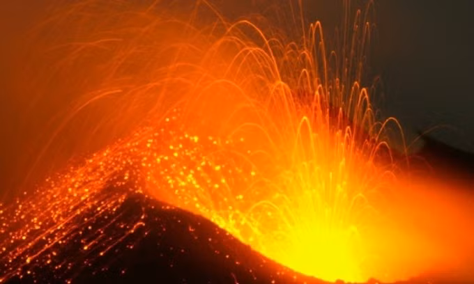 Lượng nhỏ kim loại quý tìm thấy trong đá núi lửa có thể đến từ lõi trong của Trái Đất. Ảnh: Deposit Photos