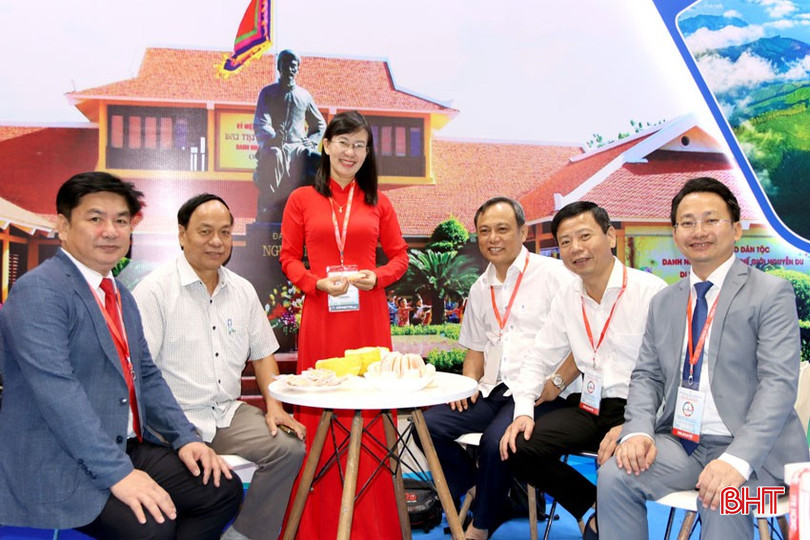 ក្នុងក្របខ័ណ្ឌនៃព្រឹត្តិការណ៍នេះ សកម្មភាពសំខាន់ៗចំនួន 16 នឹងប្រព្រឹត្តទៅ រួមមានៈ ការតភ្ជាប់ពាណិជ្ជកម្ម វេទិកា សន្និសីទ និងសិក្ខាសាលាឯកទេស។ លើសពីនេះ ភ្នាក់ងារសារព័ត៌មានអន្តរជាតិជិត 60 អ្នកសរសេរប្លក់ទេសចរណ៍ និង KOLs ក្នុងវិស័យទេសចរណ៍ក៏នឹងចូលរួមក្នុងការរាយការណ៍ផងដែរ ដែលបង្កើតឱ្យមានផលប៉ះពាល់យ៉ាងខ្លាំង។ ក្នុងរូបថត៖ តំណាងគណៈប្រតិភូខេត្ត Ha Tinh ឧទ្ទេសនាមអំពីផ្លែក្រូចថ្លុង Phuc Trach ដល់ភ្ញៀវទេសចរ។ bqbht_br_gioi-thieu-dac-san-buoi-phuc-trach-voi-du-khach.jpg