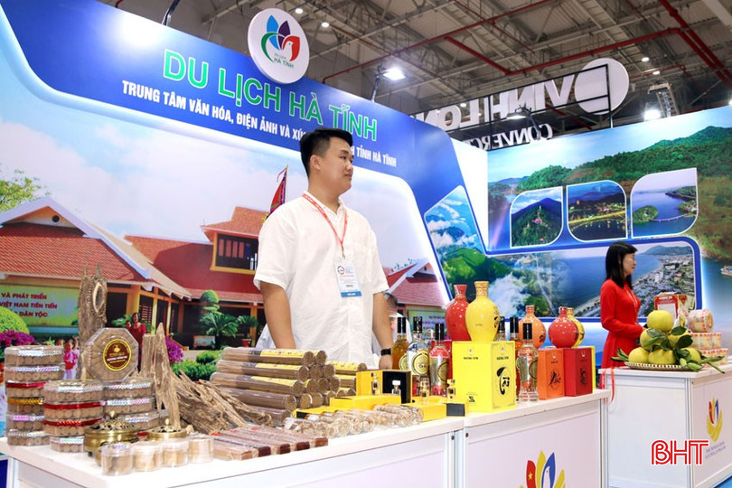 ពិព័រណ៌នេះក៏ជាវេទិកាតភ្ជាប់សមាគមទេសចរណ៍ និងអាជីវកម្មទេសចរណ៍ក្នុងស្រុក ក៏ដូចជាបង្កើតភាពស៊ីសង្វាក់គ្នា ដើម្បីបង្កើនភាពប្រកួតប្រជែង និងភាពទាក់ទាញនៃទេសចរណ៍វៀតណាម បើធៀបនឹងប្រទេសក្នុងតំបន់ក្នុងទីផ្សារទេសចរណ៍អន្តរជាតិ។ នៅក្នុងរូបថត៖ ផលិតផល Ha Tinh OCOP ត្រូវបានណែនាំនៅស្តង់ bqbht_br_cac-san-pham-ocop-ha-tinh-duoc-gioi-thieu-tai-gian-hang.jpg