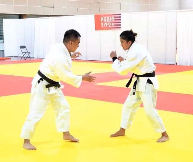 VĐV Hoàng Thị Tình và HLV Nguyễn Duy Khanh tập luyện tại nhà tập môn judo tại Paris do BTC Olympic 2024 bố trí