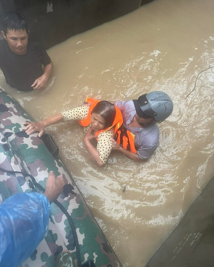 Người dân ở xã Hoà Thịnh được lực lượng chức năng giải cứu, ngày 22/11. Ảnh: Thái Hà