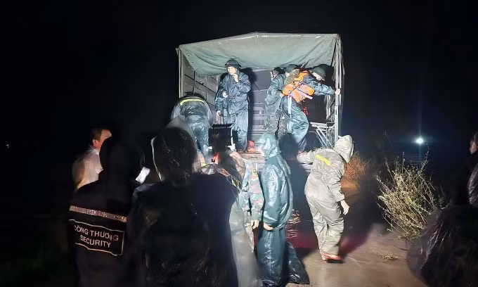 Quân đội điều lực lượng tới cứu hộ ở xã Hoà Thịnh trong đêm 21/11. Ảnh: Thái An