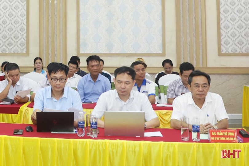 Phó Bí thư Thường trực Tỉnh ủy Trần Thế Dũng và đại biểu tham dự diễn đàn. IMG_2423.JPG