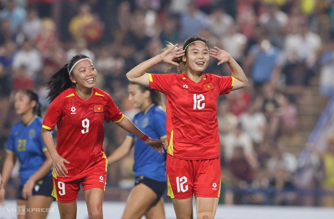 Phạm Thị Hải Yến (số 12) mừng bàn thắng giúp Việt Nam ấn định chiến thắng Guam 4-0 ở lượt cuối bảng E vòng loại Asian Cup nữ 2026, tại sân Phú Thọ, ngày 5/7/2025. Ảnh: Hoàng Huynh Phạm Thị Hải Yến (số 12) mừng bàn thắng giúp Việt Nam ấn định chiến thắng Guam 4-0 ở lượt cuối bảng E vòng loại Asian Cup nữ 2026, tại sân Phú Thọ, ngày 5/7/2025. Ảnh: Hoàng Huynh