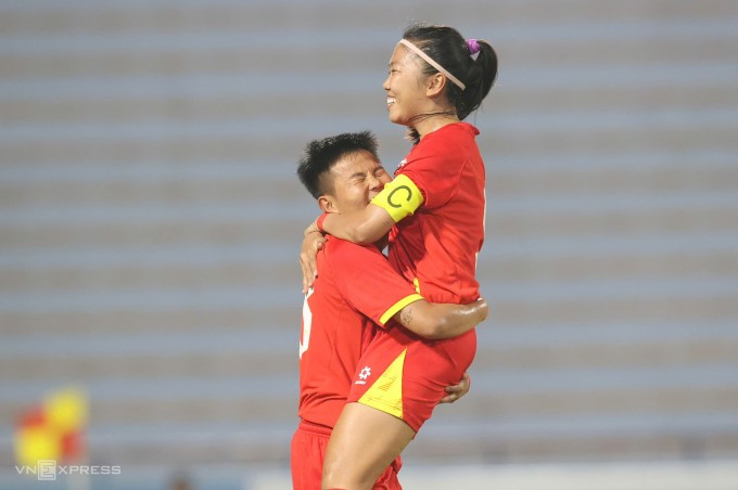 Nguyễn Thị Bích Thùy (trái) ôm Huỳnh Như sau khi ghi bàn thứ hai ở trận Việt Nam thắng Guam 4-0 tại lượt cuối bảng E vòng loại Asian Cup nữ 2026, tại sân Phú Thọ, ngày 5/7/2025. Ảnh: Hoàng Huynh Nguyễn Thị Bích Thùy (trái) ôm Huỳnh Như sau khi ghi bàn thứ hai ở trận Việt Nam thắng Guam 4-0 tại lượt cuối bảng E vòng loại Asian Cup nữ 2026, tại sân Phú Thọ, ngày 5/7/2025. Ảnh: Hoàng Huynh