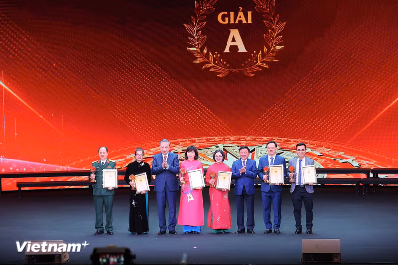 Các tác giả nhận Giải A. (Ảnh: Hoài Nam/Vietnam+)