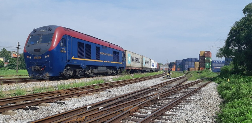 Một đoàn tàu chở hàng container kết nối sang Trung Quốc. (Ảnh: PV/Vietnam+) Một đoàn tàu chở hàng container kết nối sang Trung Quốc. (Ảnh: PV/Vietnam+)