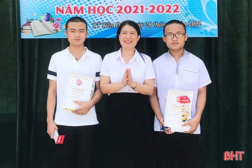 Trần Minh Hoàng và Võ Trọng Khải chụp hình cùng cô hiệu trưởng tại lễ tổng kết và chia tay mái trường THCS Nguyễn Trãi (năm 2022). bqbht_br_123.jpg