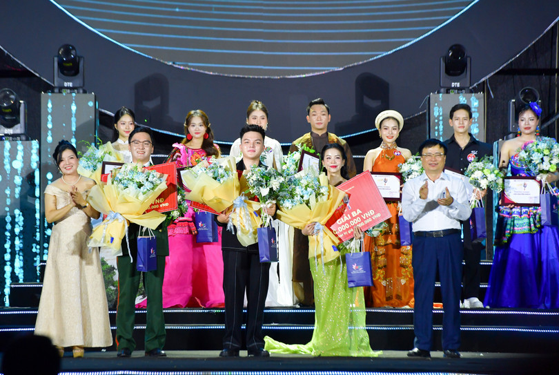 Trao giải Ba cho các thí sinh Nguyễn Hữu Thắng, Nguyễn Văn Quốc Bảo và Nguỹen Thị Thảo Nhi. Ảnh: Đình Tuyên/BNA