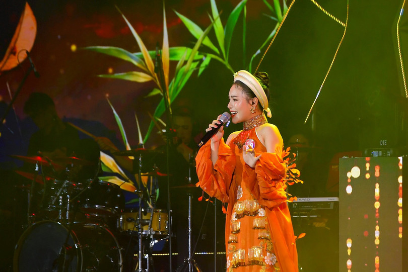 Tiết mục &quot;Mơ quê&quot; sáng tác của Nguyễn Tài Tuệ do thí sinh Phạm Thị Thu Huyền trình bày, đây cũng là thí sinh đoạt giải Khuyến khích của cuộc thi. Ảnh: Đình Tuyên/BNA