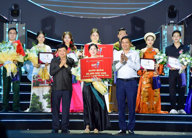 Trao giải Nhất cho thí sinh Hoàng Thị Thu Hà. Ảnh: Đình Tuyên/BNA