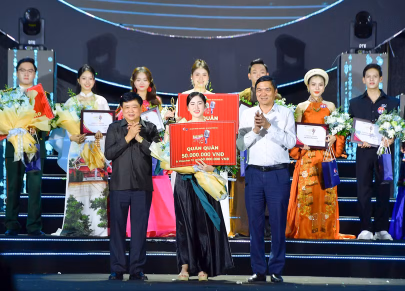 Trao giải Nhất cho thí sinh Hoàng Thị Thu Hà. Ảnh: Đình Tuyên/BNA