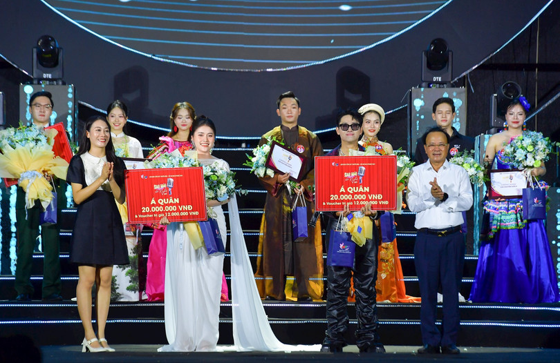 Trao giải Nhì cho các thí sinh Ninh Quang Minh và Nguyễn Mộc An. Ảnh: Đình Tuyên/BNA