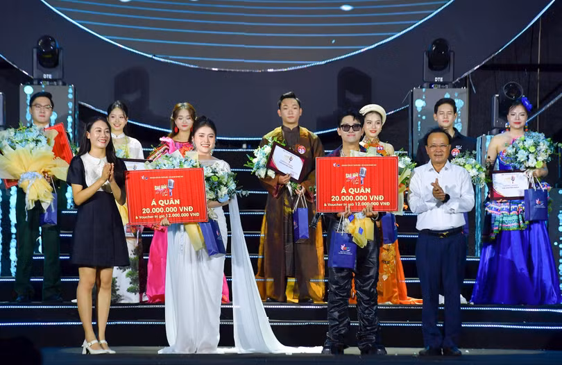 Trao giải Nhì cho các thí sinh Ninh Quang Minh và Nguyễn Mộc An. Ảnh: Đình Tuyên/BNA