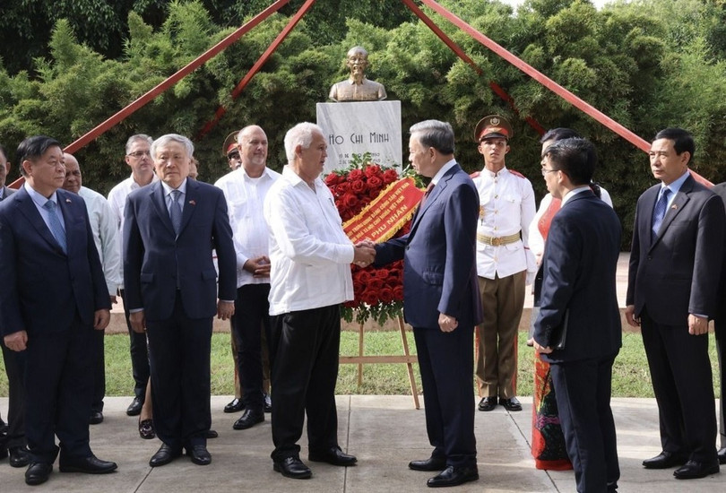 Tổng Bí thư, Chủ tịch nước Tô Lâm và Uỷ viên Trung ương Đảng, Trưởng Ban Đối ngoại Trung ương Đảng Cộng sản Cuba Emilio Lozada García với các đại biểu tại Tượng đài Chủ tịch Hồ Chí Minh ở Thủ đô La Habana. (Ảnh: Lâm Khánh/TTXVN) Tổng Bí thư, Chủ tịch nước Tô Lâm và Uỷ viên Trung ương Đảng, Trưởng Ban Đối ngoại Trung ương Đảng Cộng sản Cuba Emilio Lozada García với các đại biểu tại Tượng đài Chủ tịch Hồ Chí Minh ở Thủ đô La Habana. (Ảnh: Lâm Khánh/TTXVN)