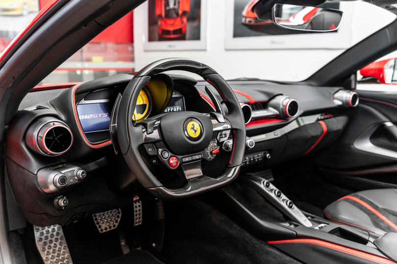 Chiếc Ferrari 812 GTS này sở hữu nội thất bọc da và Alcantara cao cấp đen Nero và các chi tiết trang trí tương phản màu đỏ Rosso. Bảng taplo cũng được trang trí bằng các chất liệu tương tự và các bề mặt phím chức năng màu bạc.
