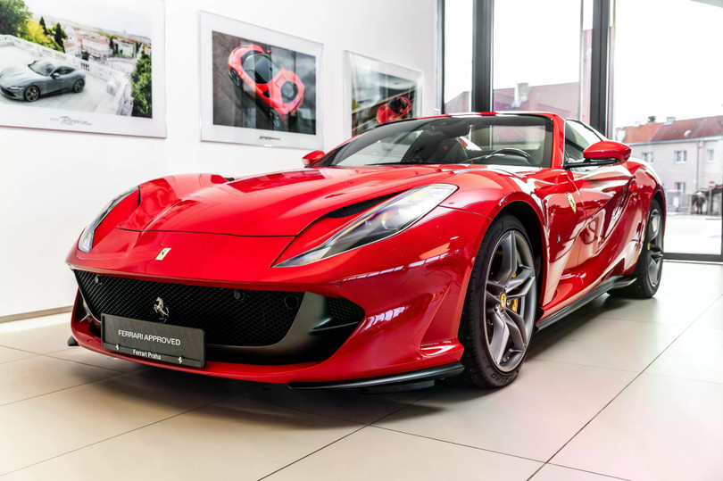 Một đại lý siêu xe tại TP.HCM vừa chia sẻ hình ảnh của một chiếc Ferrari 812 GTS tại nước ngoài. Rất có thể mẫu siêu xe mui trần này sẽ có mặt tại Việt Nam vào năm 2025.