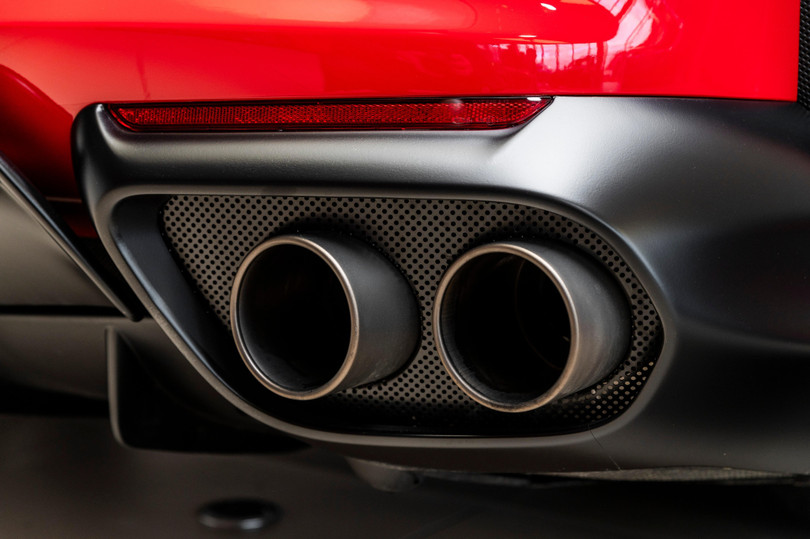 Chiếc xe này cũng được nâng cấp nhiều tùy chọn cao cấp như hệ thống ống xả Titanium, hệ thống đèn pha LED thích ứng, kẹp phanh màu vàng, mâm xe màu xám nhám, logo &quot;Scuderia Ferrari&quot; hình khiên đặc trưng...