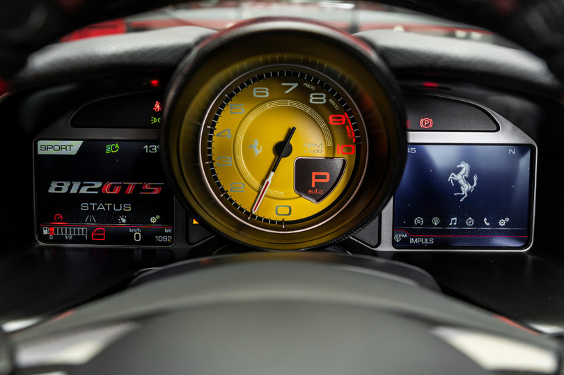 Với Ferrari, khách hàng có thể tùy chọn màu nền bảng đồng hồ taplo cũng như nhiều chi tiết nội thất khác nhằm tạo ra dấu ấn cá nhân khác biệt so với các mẫu xe cùng loại.