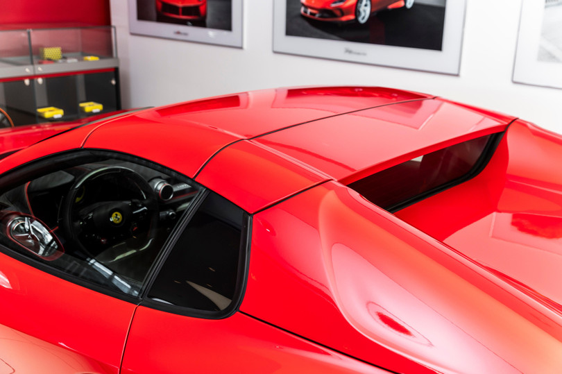 Điểm khác biệt lớn nhất giữa phiên bản 812 Superfast và 812 GTS là phần mui cứng, vốn chỉ mất khoảng 14 giây cho mỗi chu kỳ đóng/mở với vận tốc xe di chuyển lên đến 45 km/h.