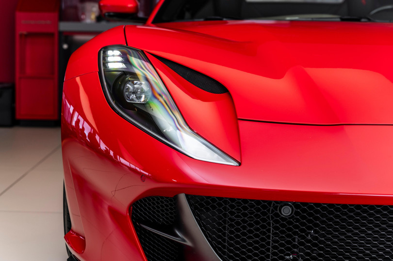 Tuy nhiên, chiếc Ferrari này chỉ mang màu sơn truyền thống đỏ Rosso Corsa. Đây cũng là tùy chọn quen thuộc trên tất cả các siêu xe của thương hiệu này.