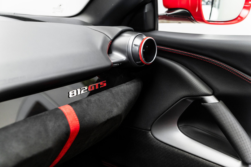 Theo thông tin đăng tải trên website, siêu xe này được rao bán với mức giá 447.700 Euro (khoảng 469.300 USD). Giá trị của 2 chiếc Ferrari 812 GTS trước đây không được đại lý này công bố.