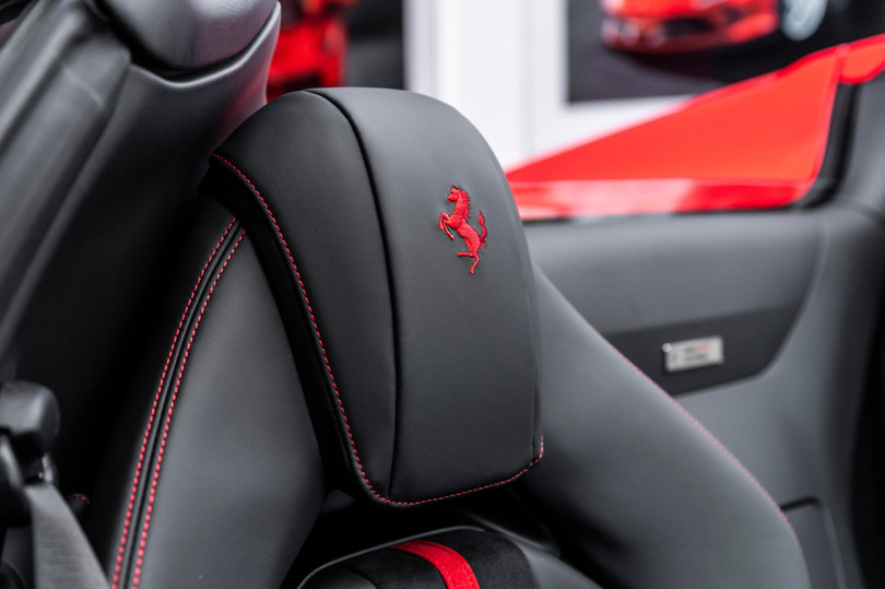 Ghế ngồi được thiết kế với dạng thể thao với phối màu tương phản với ngoại thất. Đặc biệt, logo &quot;Cavallino&quot; được thêu trên mỗi tựa đầu là một tùy chọn có tính phí.