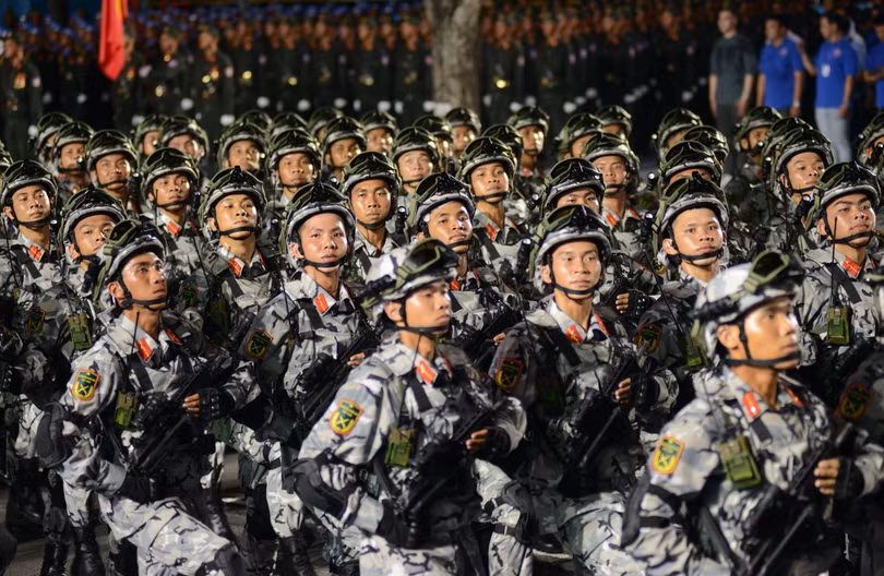 Các đội hình tham gia diễu binh trong buổi tổng hợp luyện diễu binh, diễu hành lần 1 vào tối 18/4.