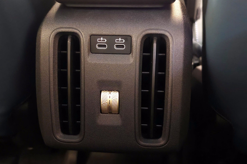 Tay nắm cửa màu vàng đồng được đặt ẩn như một chi tiết trang trí. Tấm cửa cũng được thay đổi vải màu xanh - vàng, có khả năng phản chiếu các màu đèn theo chế độ MINI Experiences.