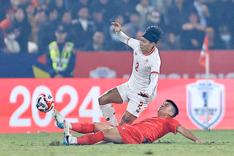 Xuân Son cùng đồng đội dồn ép đối thủ. Ảnh: Bảo Ngọc, Anh Tiến.