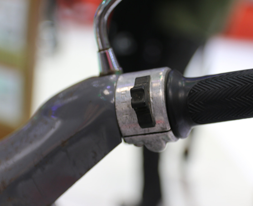 Hai cùm công tắc cũng xuất hiện khá rõ dấu vết của thời gian.