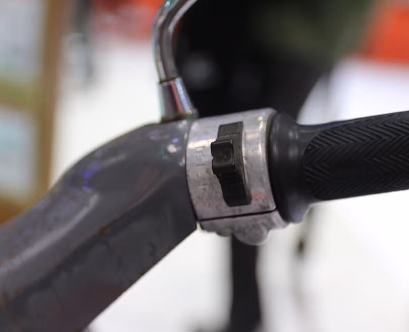 Hai cùm công tắc cũng xuất hiện khá rõ dấu vết của thời gian.