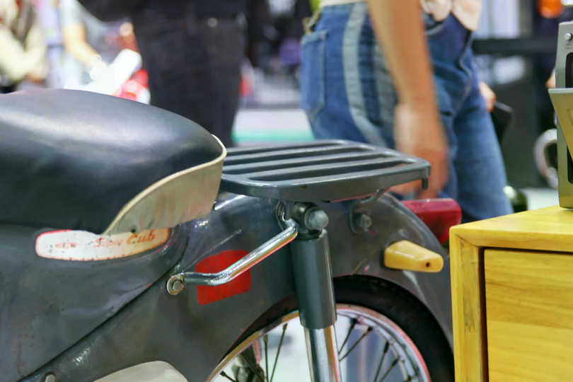 Yên sau bằng thép dường như đã được sơn lại.