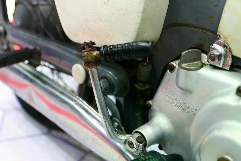 Xe sử dụng cần đạp để khởi động.