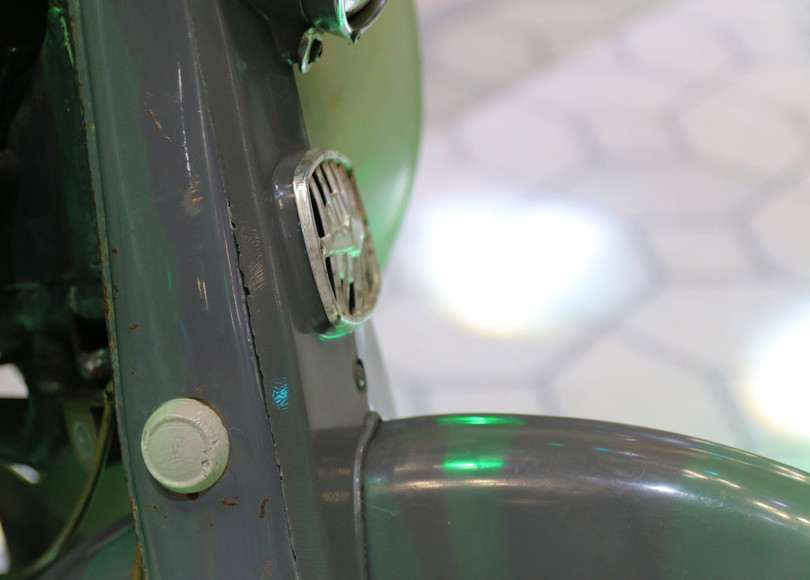 &quot;Dàn áo&quot; của chiếc Honda Super Cub bị gỉ sét nhiều nơi, xuất hiện nứt vỡ ở một số vị trí.