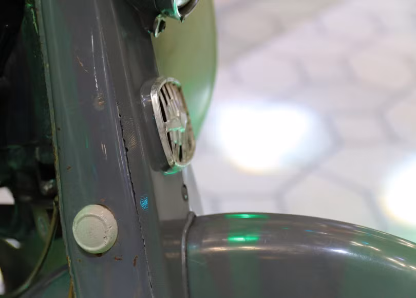 "Dàn áo" của chiếc Honda Super Cub bị gỉ sét nhiều nơi, xuất hiện nứt vỡ ở một số vị trí.