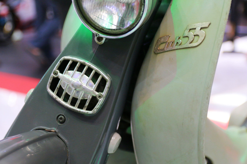 Không rõ chính xác năm sản xuất của chiếc Honda Super Cub được trưng bày tại triển lãm VMS 2024. Tuy nhiên, thiết kế này có mặt trên Super Cub các đời đầu, nghĩa là chiếc xe trong bài đã có tuổi đời xấp xỉ trên 60 năm.