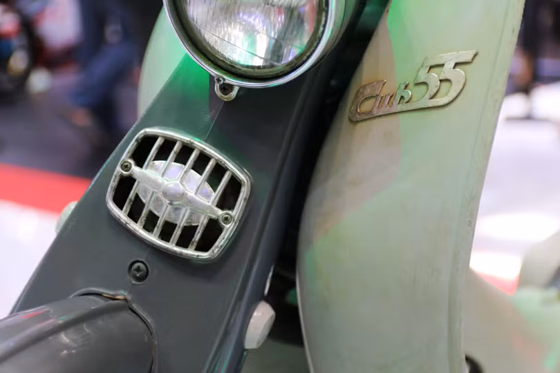 Không rõ chính xác năm sản xuất của chiếc Honda Super Cub được trưng bày tại triển lãm VMS 2024. Tuy nhiên, thiết kế này có mặt trên Super Cub các đời đầu, nghĩa là chiếc xe trong bài đã có tuổi đời xấp xỉ trên 60 năm.
