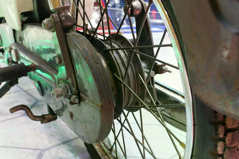 Phanh đùm trang bị cho bánh trước và bánh sau.