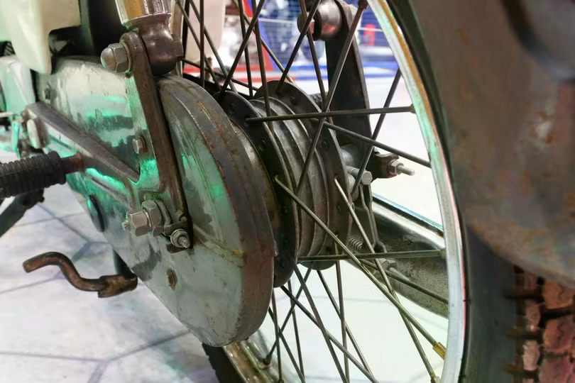 Phanh đùm trang bị cho bánh trước và bánh sau.