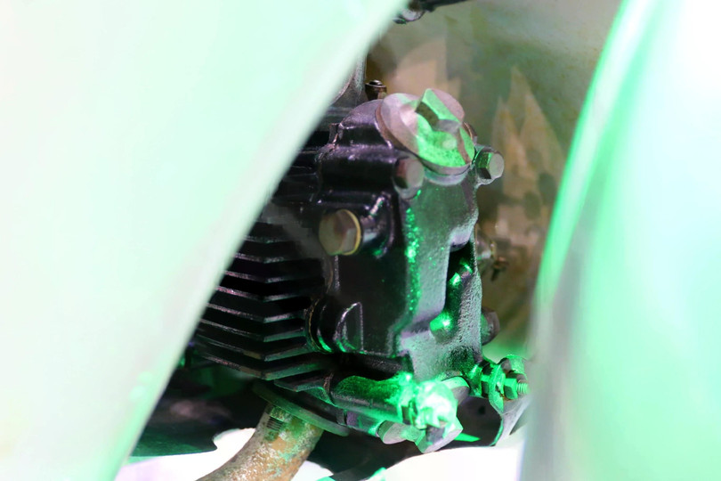 Động cơ 50 cc của Honda Super Cub cho ra công suất tối đa 4,5 mã lực, kết hợp hộp số 3 cấp côn tự động.