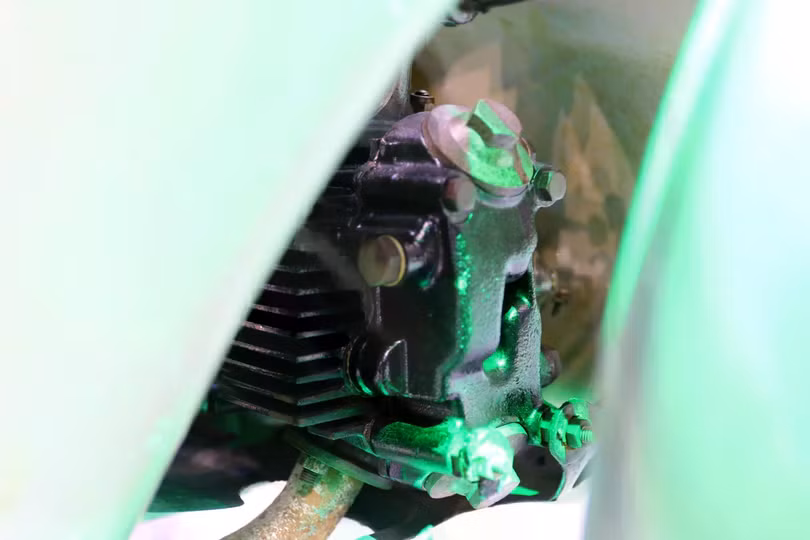 Động cơ 50 cc của Honda Super Cub cho ra công suất tối đa 4,5 mã lực, kết hợp hộp số 3 cấp côn tự động.