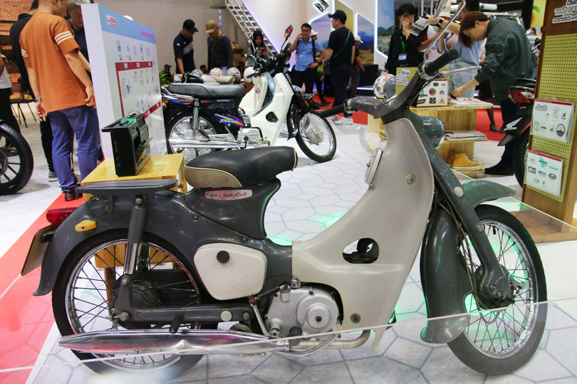 Honda Super Cub C100 ra mắt lần đầu vào tháng 8/1958, được trang bị động cơ 4 thì dung tích 50 cc. Chữ Cub trong tên gọi của xe là viết tắt của cụm &quot;Cheap Urban Bike&quot;, nghĩa là xe máy đô thị giá rẻ.